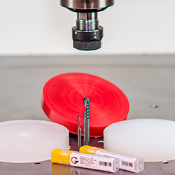 Fresando engrenagem de plastico na CN